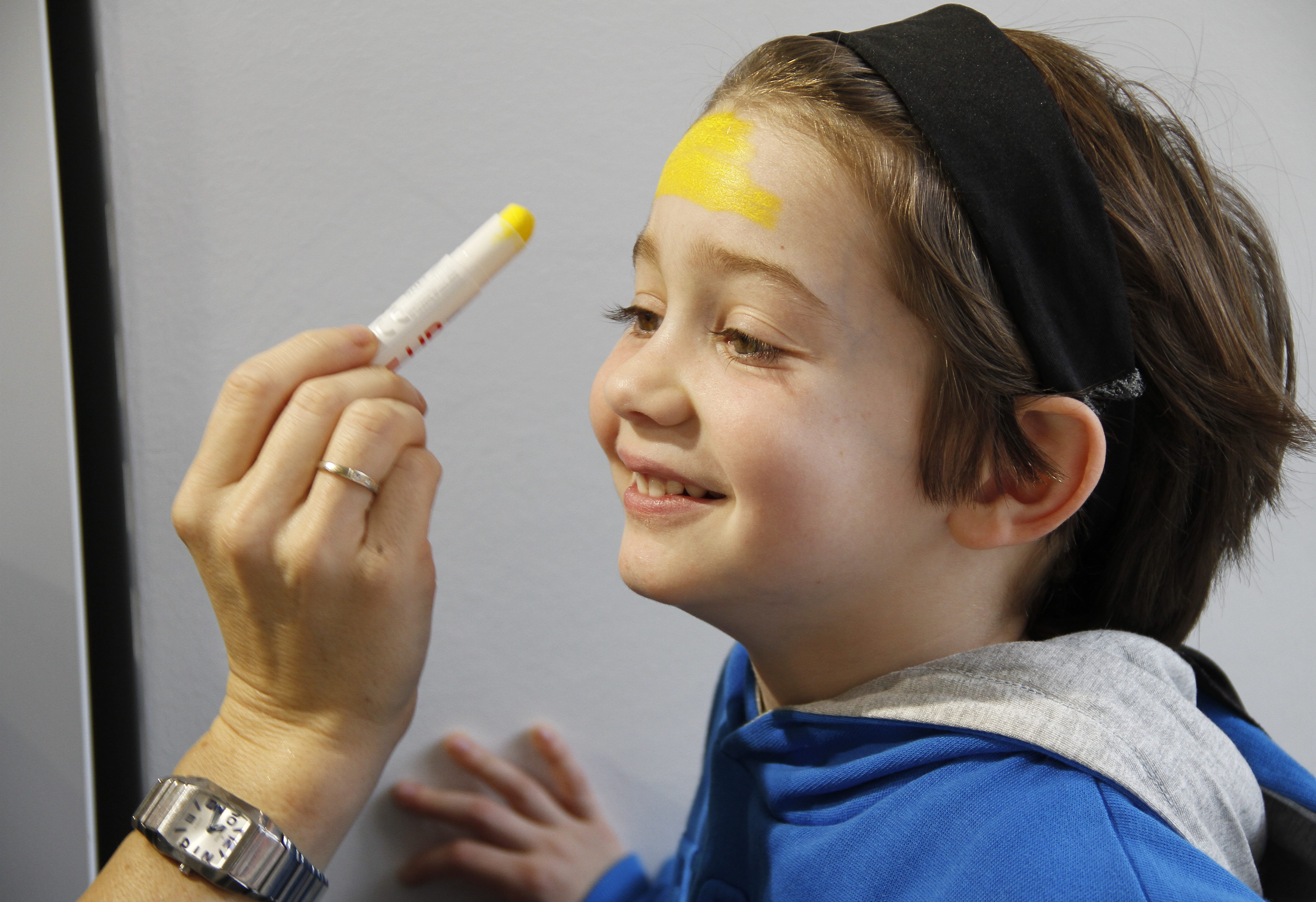 Aplicando base maquillaje amarillo