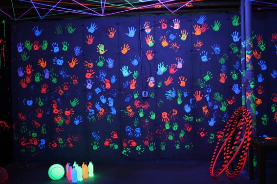 Un cuarto oscuro mágico - con PlayColor Fluo, pinturas fluorescentes