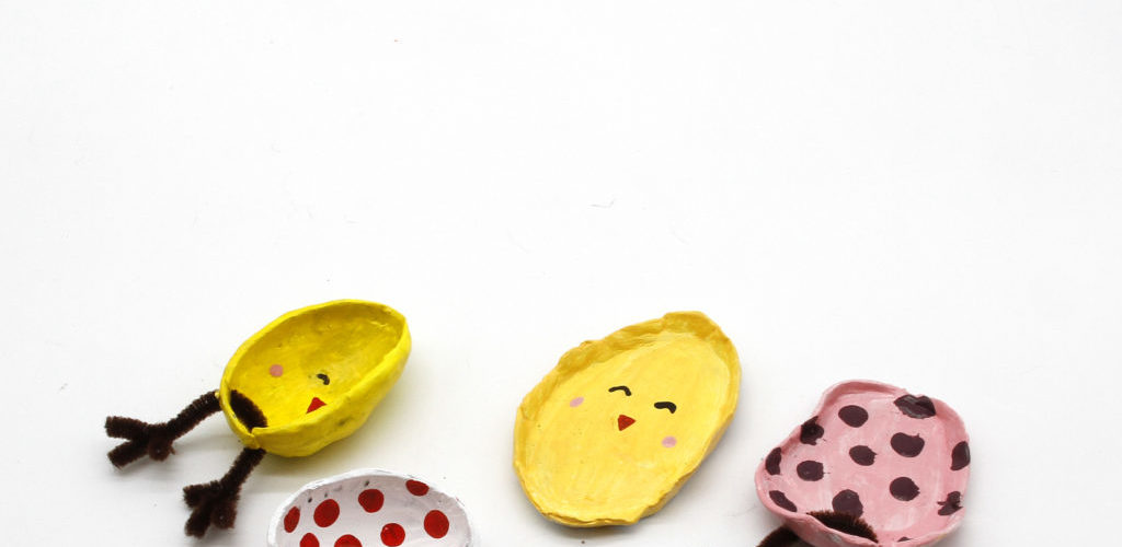 Huevos de Pascua de arcilla pintados